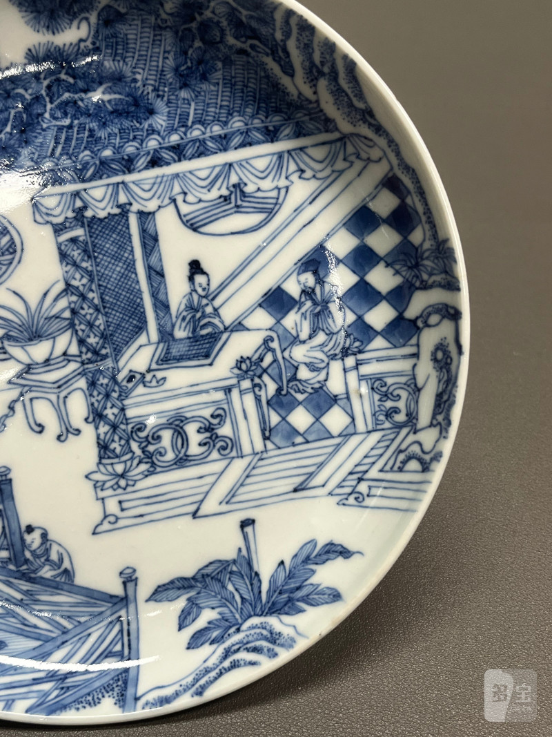 清康熙  青花线描“西园驸马”故事图盘 - 图11